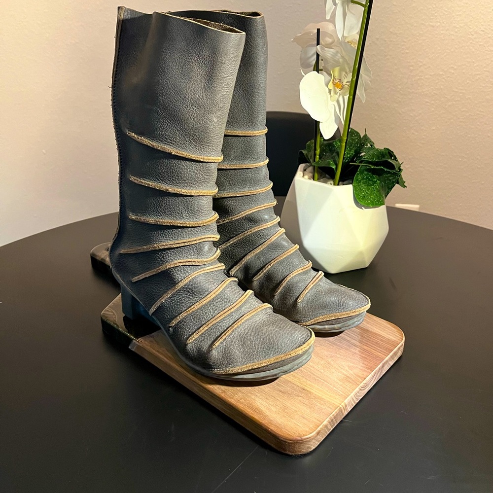 BOOTS BY TRIPPEN Gray patchwork leather booties
